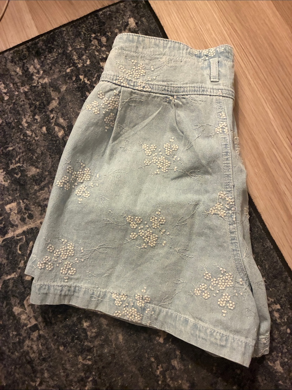 NWT! Light Wash Embroidered High-Rise Women’s Shorts - Picture 3 of 5